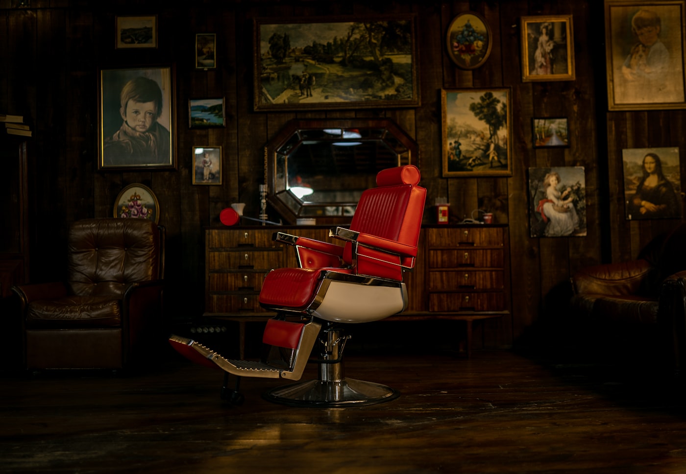 Sillón de barbero clásico en tonos rojos, ambiente cálido