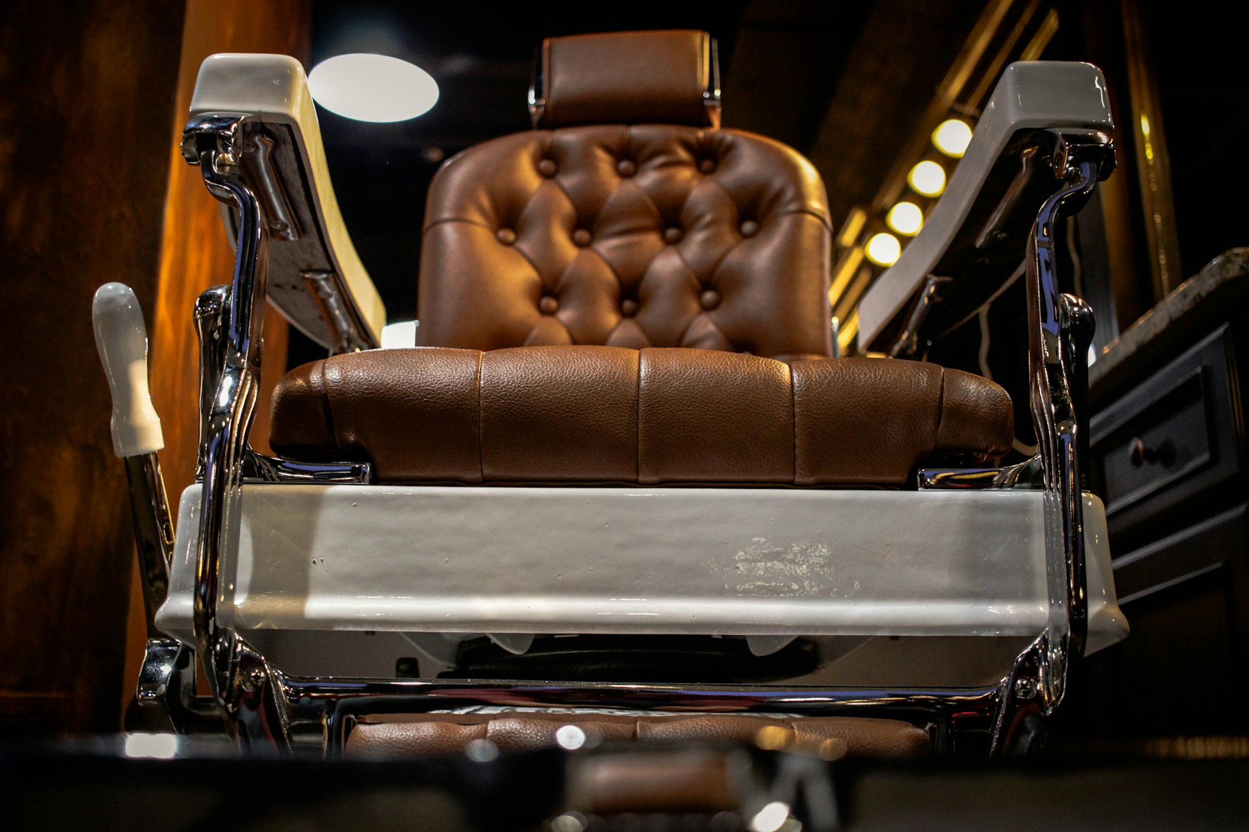 Sillón de barbero vintage vacío, listo para recibir al cliente