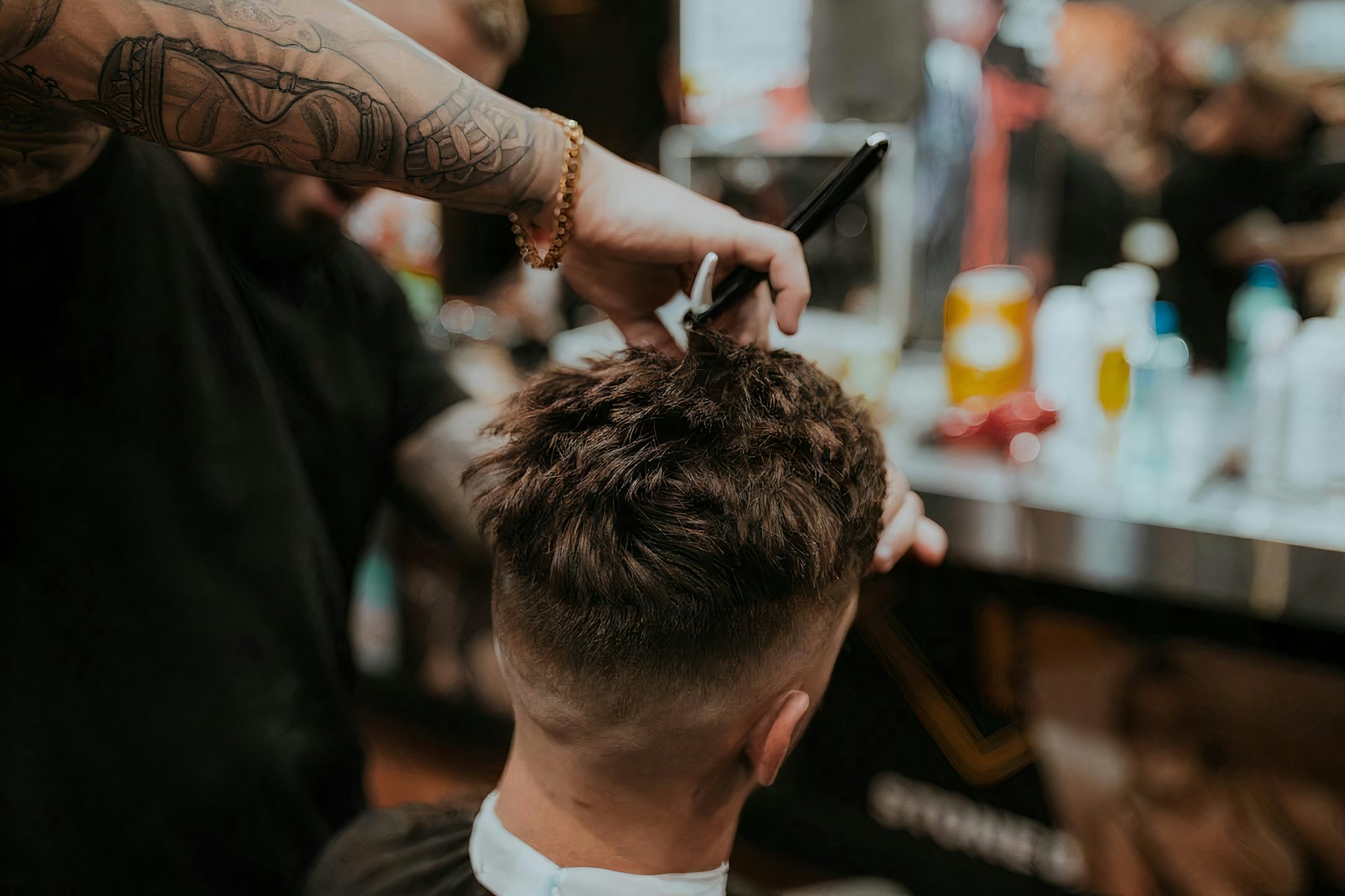 Barbero realizando un fade de precisión con máquina