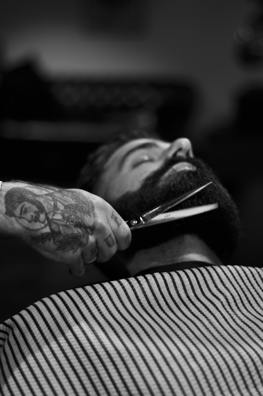 Arreglo de barba con tijera, retrato en blanco y negro